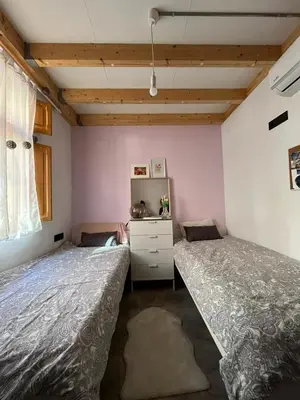 two beds in a room with pink walls at La Auténtica in Valencia