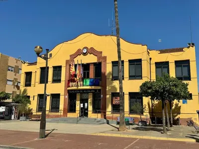 a yellow building on the corner of a street at Como en casa in Puerto de Sagunto