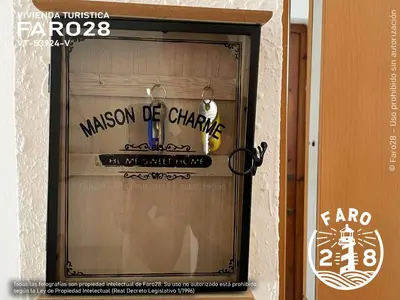 a glass door with a sign that reads mission de chavez at Faro28 in Valencia