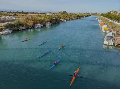 a group of people in kayaks on a river at Cerca del mar, ascensor, descuentos semanales 4 personas in Cullera