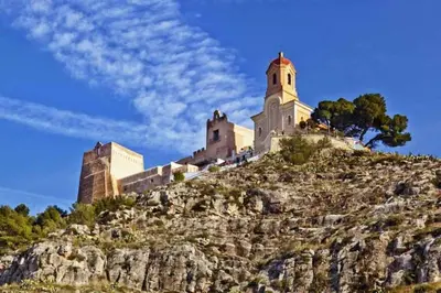 a castle on top of a rocky hill at Apartamento cerca de la playa in Cullera