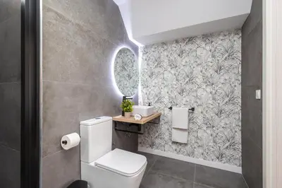 a bathroom with a toilet and a sink at Moderno, amplio y muy cómodo in Valencia