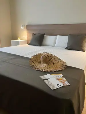 a bed with a hat on top of it at Lindala Natural in Valencia