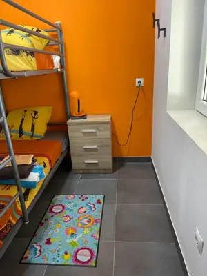 a bedroom with orange walls and a bunk bed at El Refujio maison independante avec vraie piscine privée au sel chauffee pas de chlore in Turís