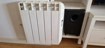 a white radiator in a room with a speaker at Apartamento en complejo residencial con piscina in Puebla de Farnals
