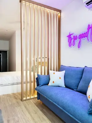 a living room with a blue couch and a bed at Apartamento junto a Ruzafa cerca del centro in Valencia
