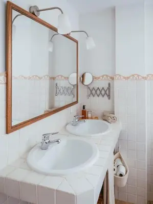 a bathroom with two sinks and a large mirror at Casa Marla, Siete Aguas in Siete Aguas