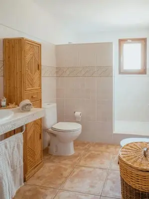 a bathroom with a toilet and a sink at Casa Marla, Siete Aguas in Siete Aguas