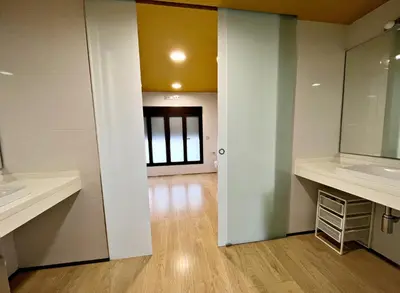 a bathroom with two sinks and a mirror at Apartamento junto Mercado Central Valencia in Valencia