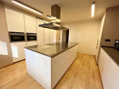 a kitchen with white cabinets and a stove at Apartamento junto Mercado Central Valencia in Valencia