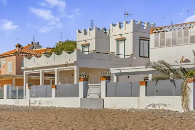 a white house on the beach with a fence at Moncofa Vistas Mar - Ideal Parejas in Moncófar