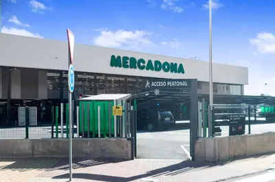 a mercedes dealership with a parking lot in front of it at Moncofa Vistas Mar - Ideal Parejas in Moncófar