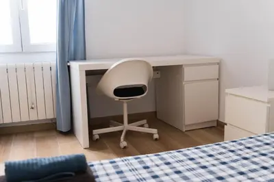 a white desk with a white chair in a bedroom at Apartamento acogedor en la Playa de Nules in Nules