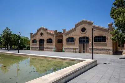 a large brick building with a pond in front of it at Loft nuevo cerca de Ruzafa y Ciudad de las Artes in Valencia