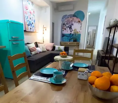 a living room with a table with oranges on it at Amplio y colorido piso in Valencia