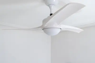 a white ceiling fan in a living room at Habitación Maritim 1 in Valencia