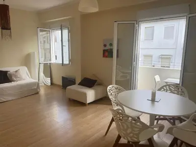 a living room with a white table and chairs at Cozy Appartement - Lumineux 3 pièces, à côté du Jardin de Turia in Valencia