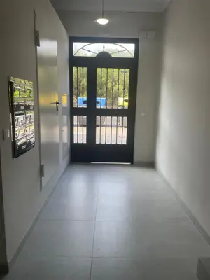 an empty hallway with a door and a window at Cozy Appartement - Lumineux 3 pièces, à côté du Jardin de Turia in Valencia