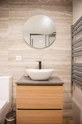 a bathroom with a sink and a mirror at Lofts Orense E Moderno y cercano a la playa in Valencia