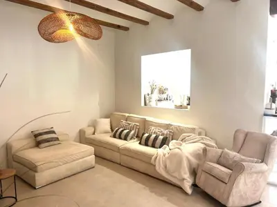 a living room with a couch and two chairs at Ca Erika in Aldaia