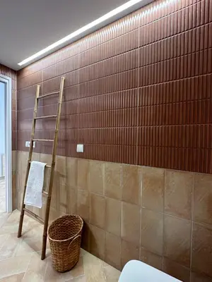 a bathroom with a towel ladder and a basket at Apartamento mediterráneo in Valencia