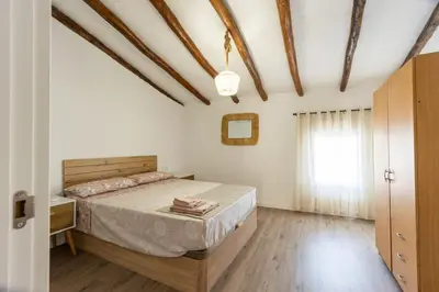 a bedroom with a large bed and a window at Casa rural las golondrinas in Quesa