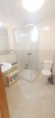 a bathroom with a shower and a toilet and a sink at Tranquila y Céntrica Habitación Matrimonio en Vivienda Compartida in Valencia