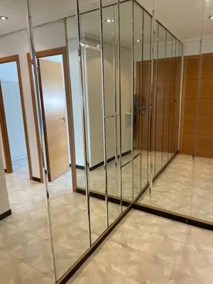 a large glass wall in a room with doors at Tranquila y Céntrica Habitación Individual en Vivienda Compartida in Valencia