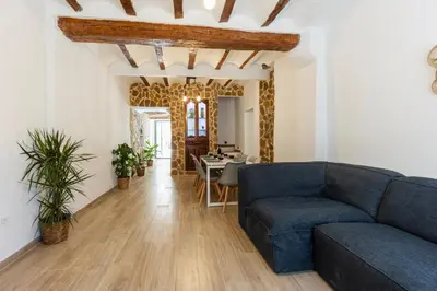 a living room with a blue couch and a table at Mini apartamento en casa rural in Quesa