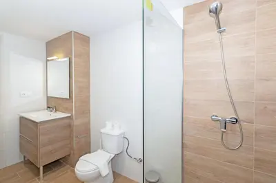 a bathroom with a shower with a toilet and a sink at GuestReady - Retiro agradable en Valencia in Valencia