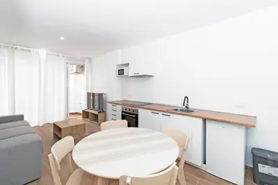 a kitchen and living room with a table and chairs at GuestReady - Retiro agradable en Valencia in Valencia