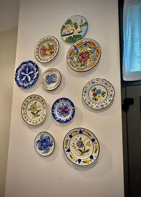 a wall with blue and white plates on a wall at Elegante y nuevo in Valencia
