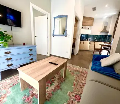 a living room with a couch and a coffee table at Elegante y nuevo in Valencia