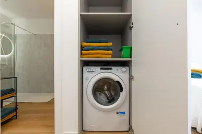 a laundry room with a washing machine and towels at Estudio Marina Ivana in Valencia