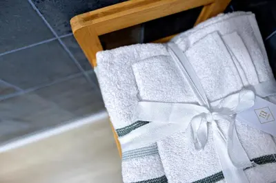 a towel with a bow sitting on a chair at Apartamento Beniloft - Housevanlive in Valencia
