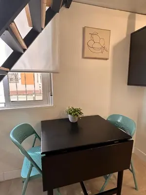 a black piano in a room with chairs at Apartaestudio muy próximo Valencia in Burjasot