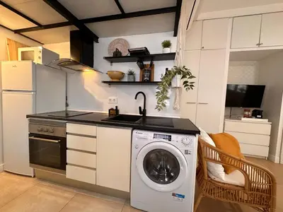 a kitchen with a washing machine and a sink at Apartaestudio muy próximo Valencia in Burjasot