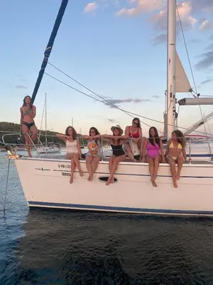 a group of women sitting on a sail boat at Velero en puerto de valencia in Pinedo