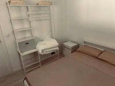 a small room with a bunk bed and a bunk bed at Mi Huésped Valencia, Aeropuerto Manises in Manises