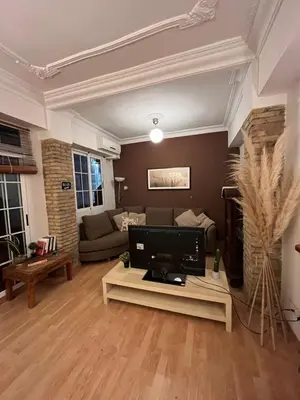 a living room with a couch and a tv on a table at Precioso apartamento al lado de la Ciudad de las Artes in Valencia