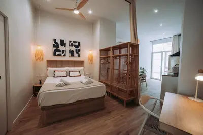a bedroom with a large bed in a room at Apartamento junto a Ruzafa in Valencia