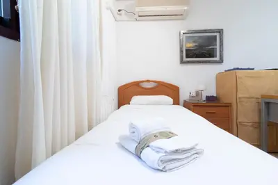 a bedroom with two beds with towels on them at Global Vacacional, Apartamento muy cerca de la playa de Puerto de Sagunto in Puerto de Sagunto