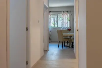a hallway with a table and a dining room at Conectado y Moderno, ven a VLC! in Valencia