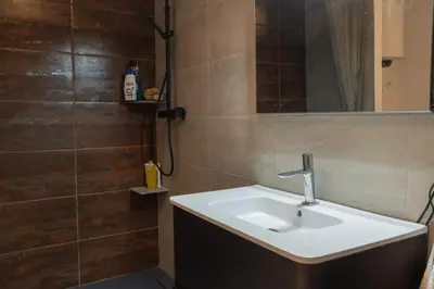 a bathroom with a sink and a shower at Conectado y Moderno, ven a VLC! in Valencia
