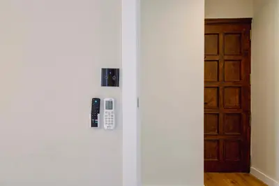 a room with a door with a remote control at Apartamento acogedor frente a Mercat Central in Valencia