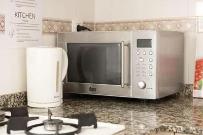 a microwave oven sitting on a counter next to a stove at Habitación Cardenal 2 in Valencia
