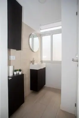 a bathroom with a sink and a mirror at Apartamento acogedor frente a Torres de Serrano in Valencia