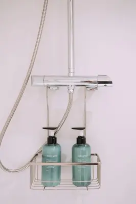 a bathroom with two green bottles in a rack at Nuevo y acogedor loft en Amistat in Valencia