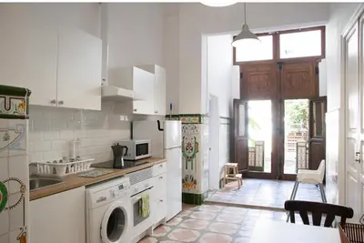 a kitchen with a refrigerator and a dishwasher at 1- Habitación interior con aire acondicionado y con baño independiente in Valencia