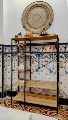 a shelf with a plate on top of a wall at Casa del Cabanal La Playa Azul cobalto in Valencia